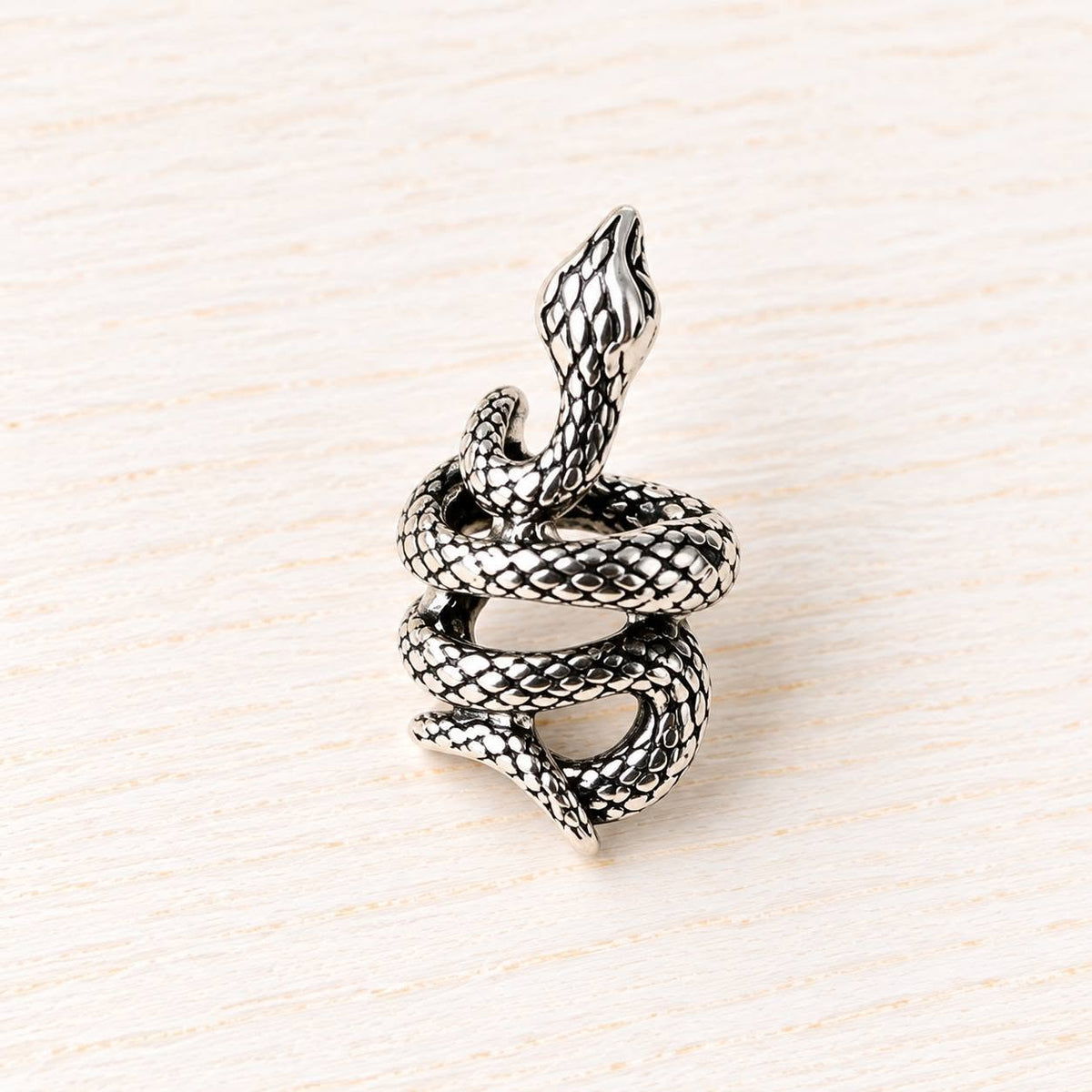 21. Kígyó távtartó/dísz 8 mm-es gyöngyhöz (2 cm hosszú)