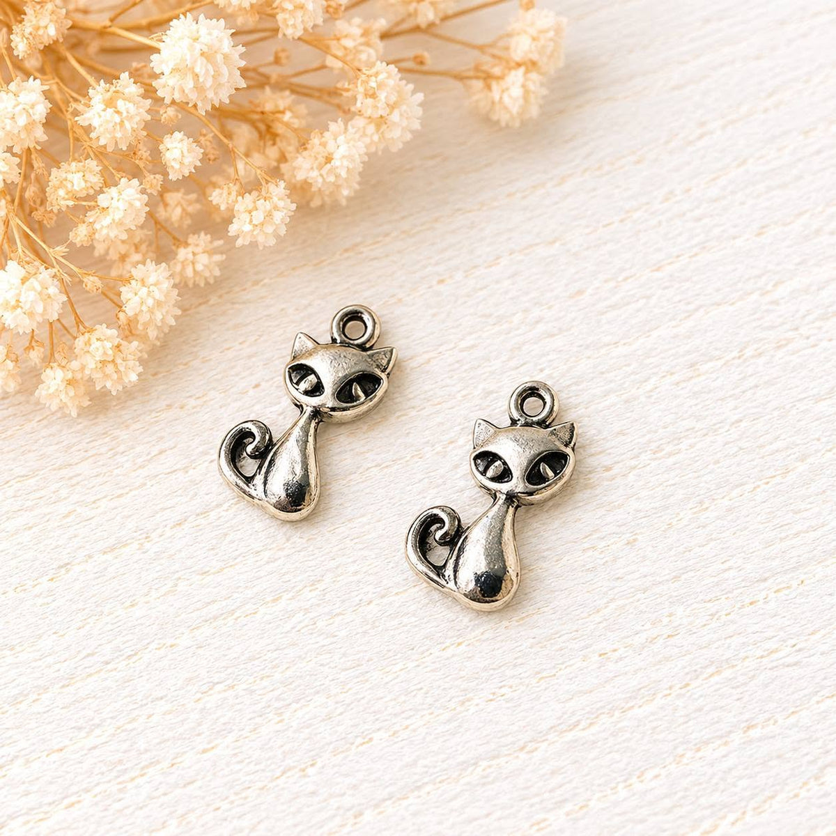 52. Cica charm 1,7x0,8 cm  2 db