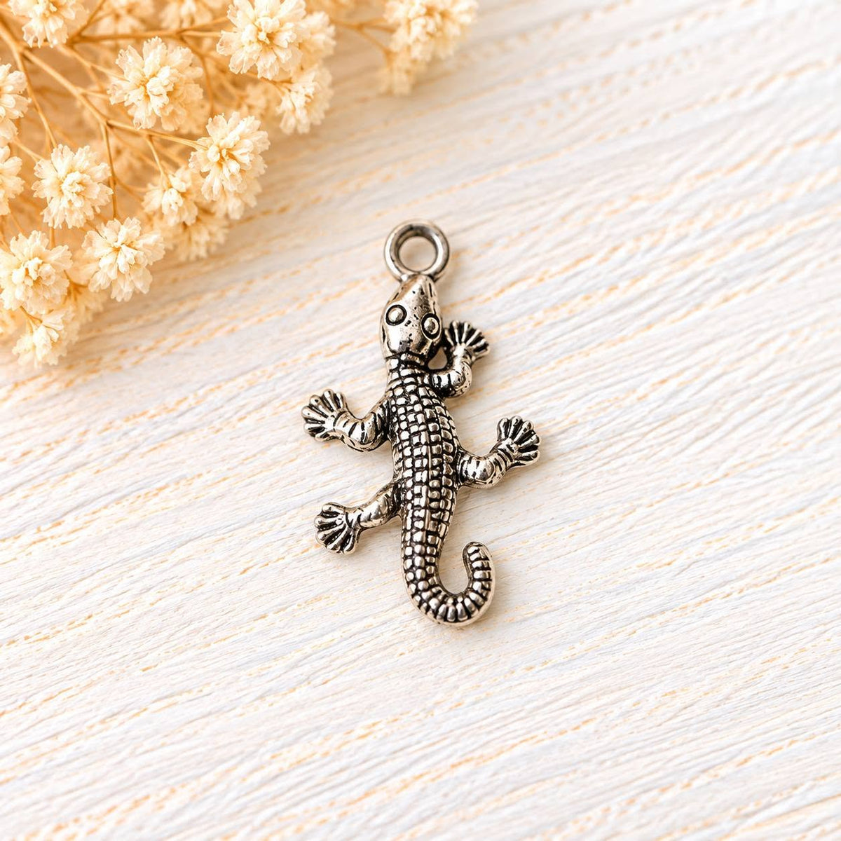 54. Gekkó charm 2,5x1,5 cm